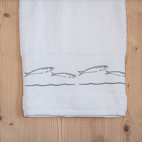 Drap de douche bord de mer blanc brodé de motifs poissons gris.