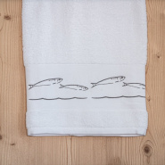 Drap de douche bord de mer blanc brodé de motifs poissons gris.