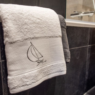 Drap de bain bateau disposée sur le rebord d'une baignoire.