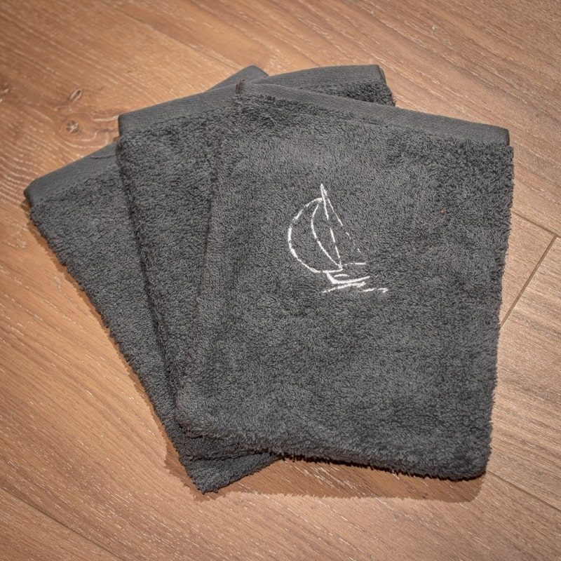 Grey washcloths with a sailboat (Pack of 3)