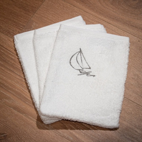 Gant de toilette blanc avec un motif de voilier.