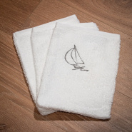 White washcloths with a sailboat (Pack of 3)