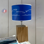 Lámpara azul de estilo costero con motivos de sardinas blancas.