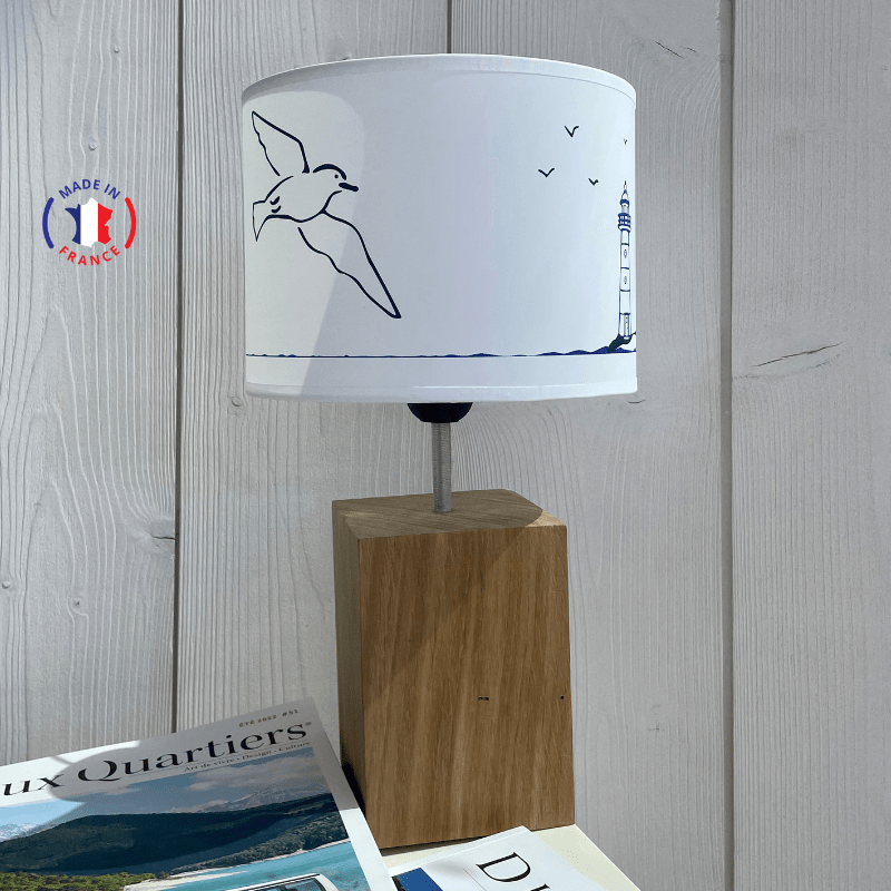 Lampada stile marinaro con motivo a faro e gabbiano.
