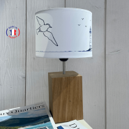 Lampada stile marinaro con motivo a faro e gabbiano.