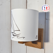 Aplique de pared con motivo de barco, fijado sobre un soporte de madera.