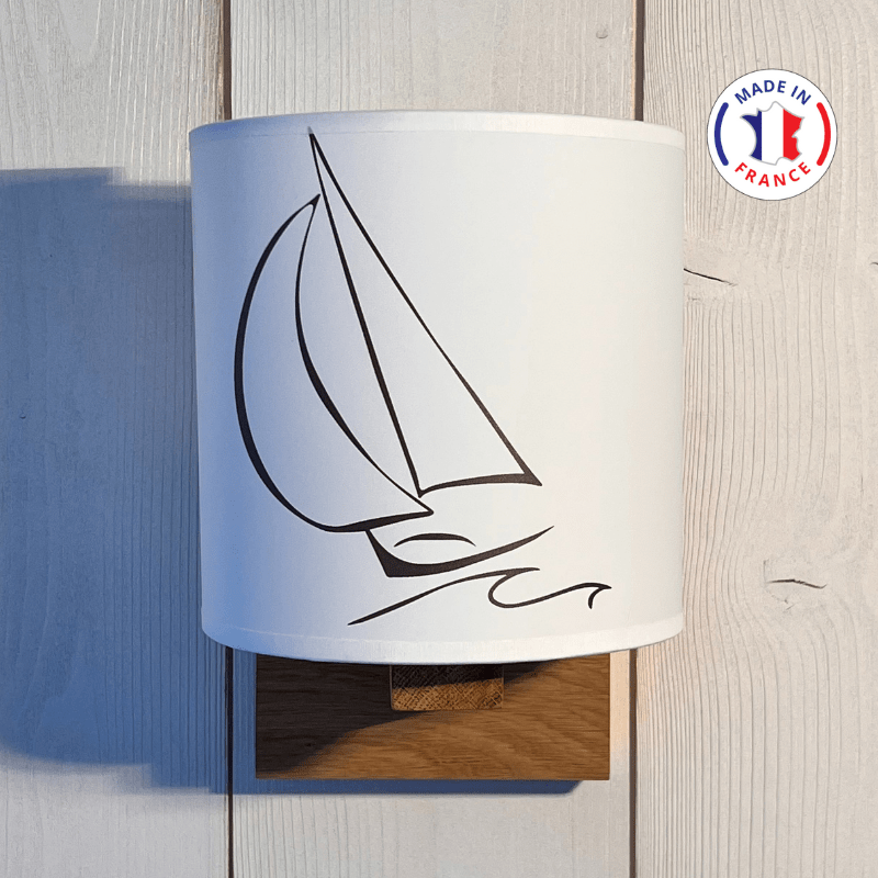 Aplique de pared de estilo marinero con un motivo de velero.