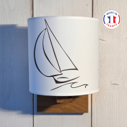 Aplique de pared de estilo marinero con un motivo de velero.