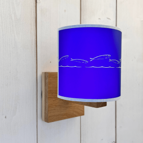 Aplique de pared azul de estilo costero con un motivo decorativo, fijado a la pared.