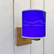 Aplique de pared azul de estilo costero con un motivo decorativo, fijado a la pared.