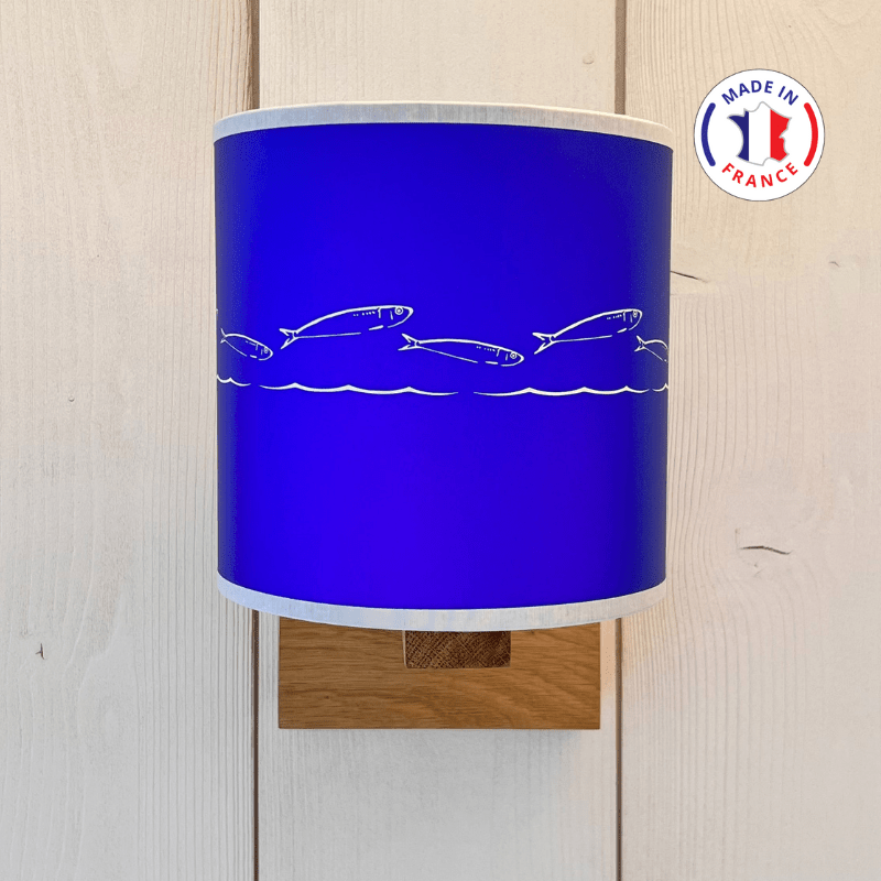 Aplique de pared azul de estilo costero con un motivo de sardinas.