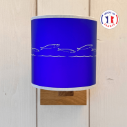 Aplique de pared azul de estilo costero con un motivo de sardinas.
