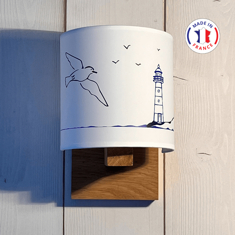Aplique de pared con motivo de faro y gaviota, estilo costero.