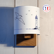 Aplique de pared con motivo de faro y gaviota, estilo costero.