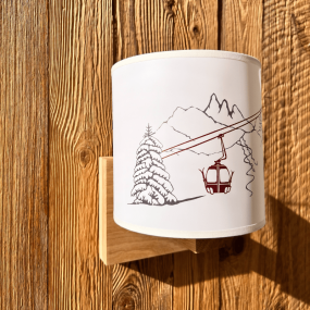 Applique montagna in legno con un motivo funivia rossa.