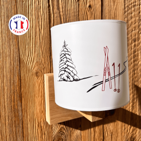 Applique in legno stile montagna con motivio sci rosse.