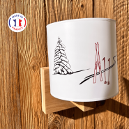 Applique in legno stile montagna con motivio sci rosse.