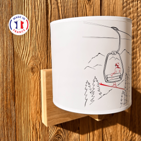 Applique stile montagna con motivo a seggiovia e base in legno.