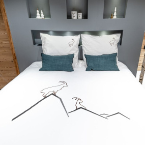 White duvet cover with Ibex