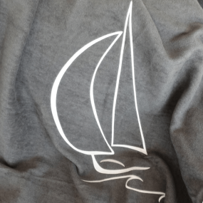 Zoom sur la broderie Voilier du plaid