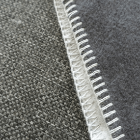 Zoom sur la broderie en point de cheval du plaid Voilier