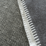 Zoom sur la broderie en point de cheval du plaid Voilier