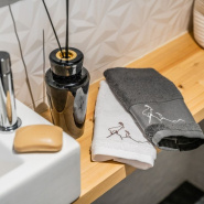 Grey Guest towel (pack of 3) with Ibex