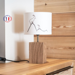 Lámpara de montaña con diseño de íbice, colocada sobre un escritorio.