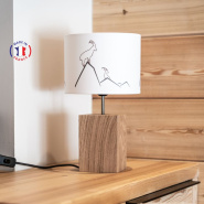 Lámpara de montaña con diseño de íbice, colocada sobre un escritorio.