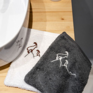 Foto del conjunto de manoplas «Bouquetin» en blanco y gris.