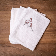 Tres manoplas de baño blancas «Montaña» bordadas con un motivo de íbice.