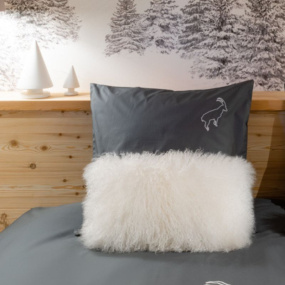 Funda de almohada rectangular de montaña en percal de algodón con un íbice blanco bordado.
