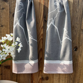Deux torchons de cuisine montagne de couleur grise avec un motif bouquetin.