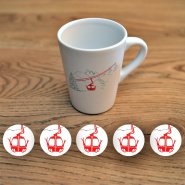 Mug bianco in terracotta stile montagna con motivo di funivia rossa.