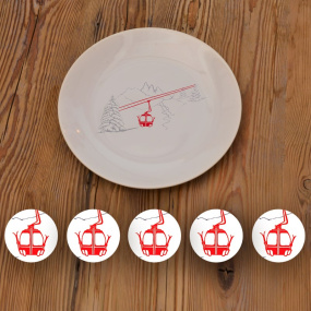 Plato llano con un motivo de telecabina roja.