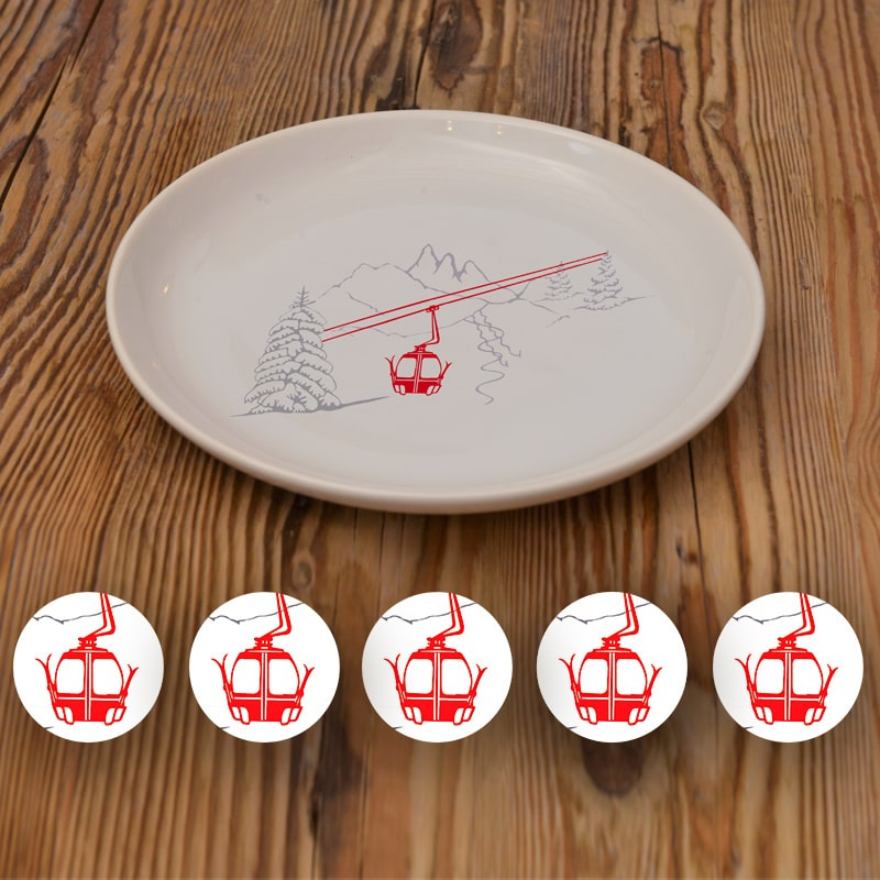 Plato de postre con un dibujo de un teleférico rojo.