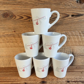 Piramide di mug stile montagna con funivia rossa.