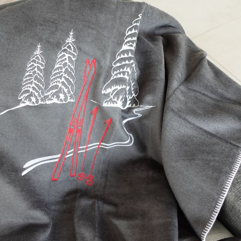 Plaid da montagna grigio disegno sci