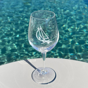 Bicchiere da vino con barca