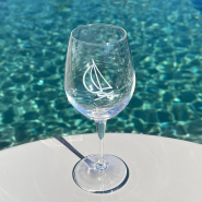 Bicchiere da vino con barca