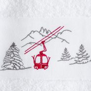 Dettaglio del ricamo del motivo funivia rossa sul telo doccia stile montagna.