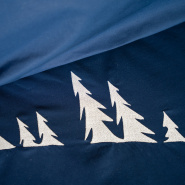 Zoom sur la broderie forêt de sapins brodée sur la percale de coton bleue.