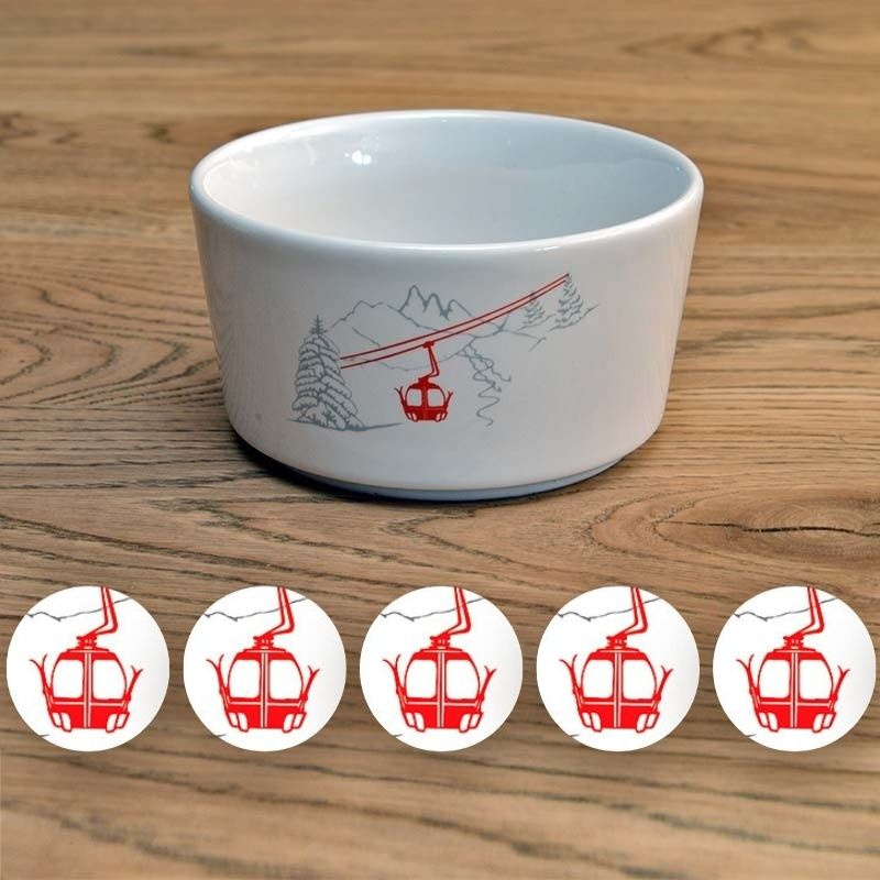 moldecocina con forma de montaña y un dibujo de un teleférico rojo.