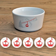 moldecocina con forma de montaña y un dibujo de un teleférico rojo.