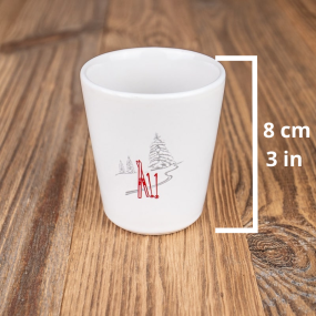 Tazza da caffè montagna con un motivo sci e e le sue dimensioni.