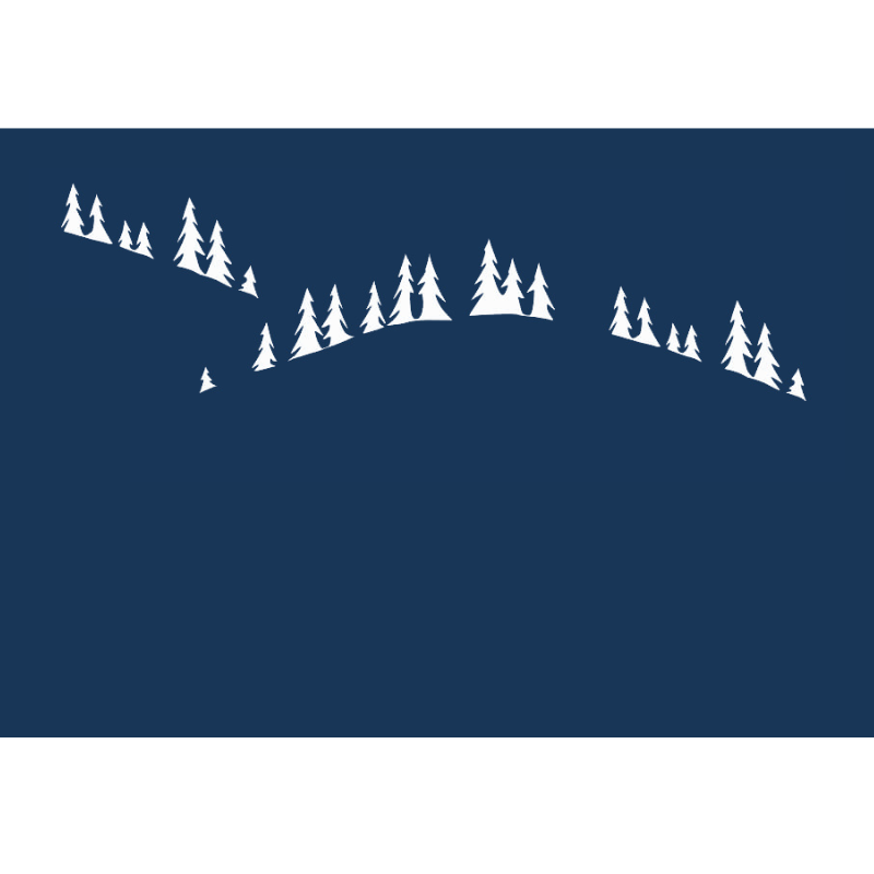 Taie d'oreiller montagne rectangulaire en percale de coton bleu nuit brodée de motifs sapins blancs.