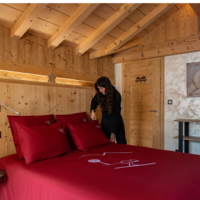 Housse de couette montagne brodée d'un motif de skieur tout schuss