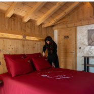 Housse de couette montagne brodée d'un motif de skieur tout schuss