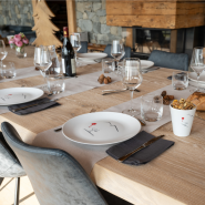 Assiette plate tout schuss disposée sur une table