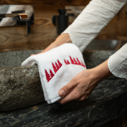 Serviette de toilette Forêt de sapins sur le bord d'une vasque